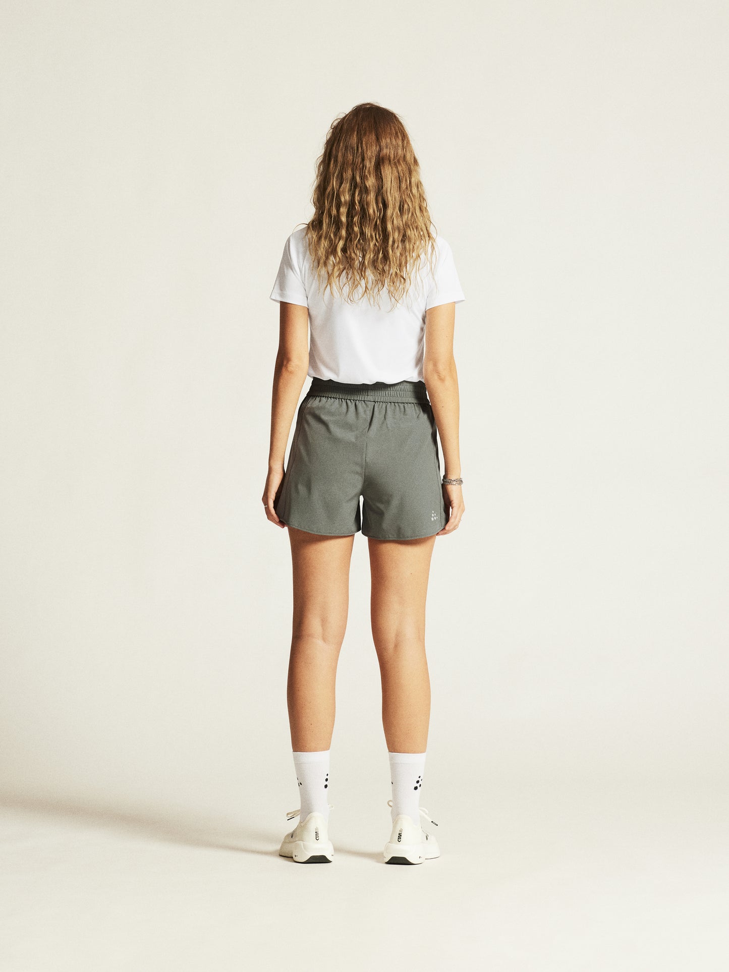 Tシャツ 1911785-900000 CORE ESSENCE LOGO TEE - WHITE [レディーズ]