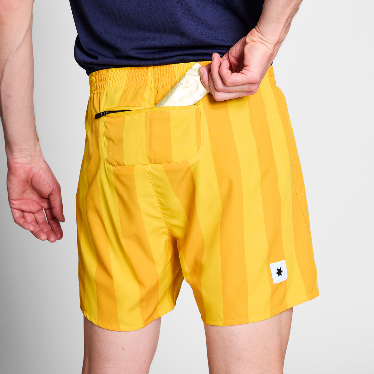 ランニングショーツ NMRSH21c008 Stripe Pace Shorts 5inch - Yellow Stripe Aop [メンズ]