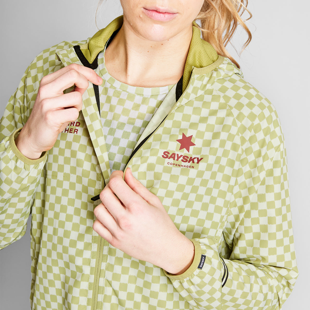 ランニングジャケット NWRJA21c1034 Wmns Checker Pace Jacket - Green Checker Aop [レディーズ]