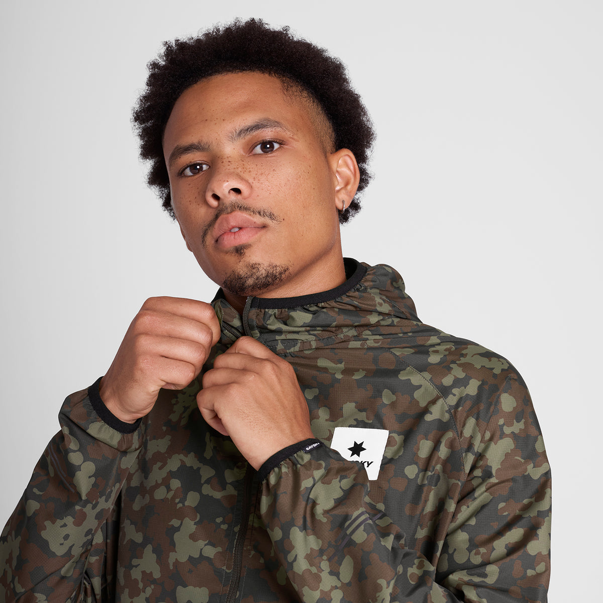 ランニングジャケット OMRJA22c1048 Camo Pace Jacket - Brown Camo Aop [メンズ]