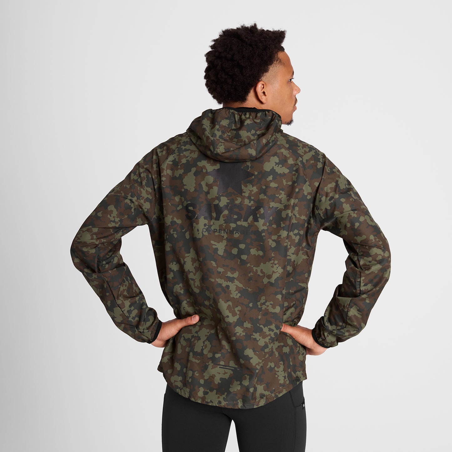 ランニングジャケット OMRJA22c1048 Camo Pace Jacket - Brown Aop [メンズ]