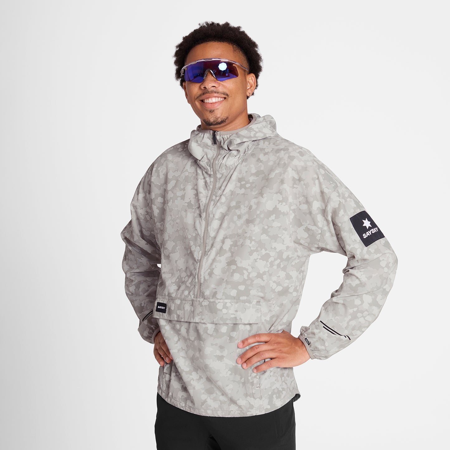 ランニングアノラック OMRJA23c1049 Camo Pace Anorak - Sand Aop [メンズ]