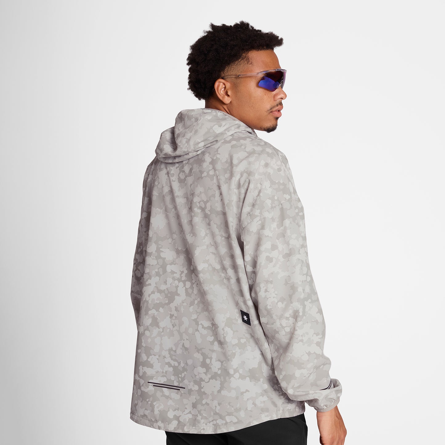 ランニングアノラック OMRJA23c1049 Camo Pace Anorak - Sand Aop [メンズ]