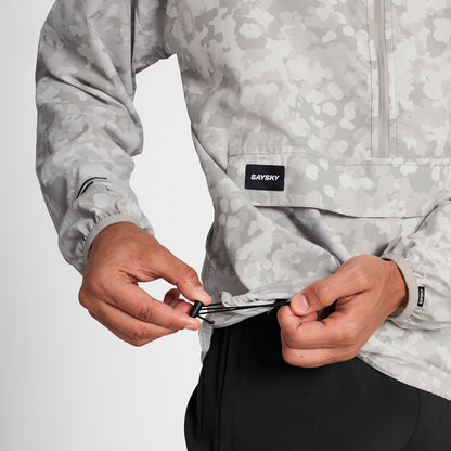 ランニングアノラック OMRJA23c1049 Camo Pace Anorak - Sand Aop [メンズ]