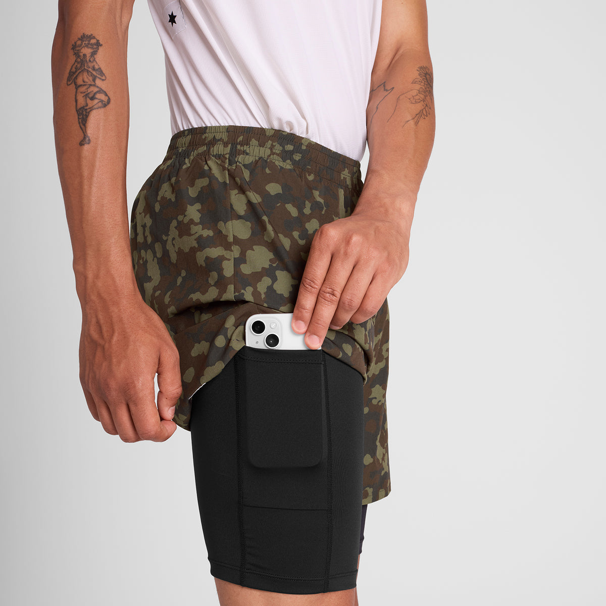 ランニングショーツ OMRSH20c1048 Camo Pace 2-in-1 Shorts 5inch - Brown Camo Aop [メンズ]