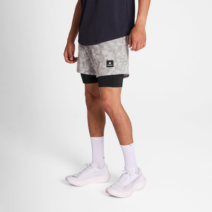 ランニングショーツ OMRSH20c1049 Camo Pace 2-in-1 Shorts 5inch - Sand Aop [メンズ]