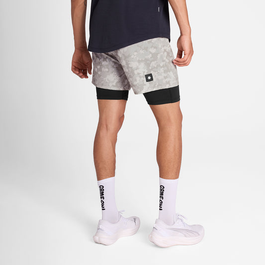 ランニングショーツ OMRSH20c1049 Camo Pace 2-in-1 Shorts 5inch - Sand Aop [メンズ]