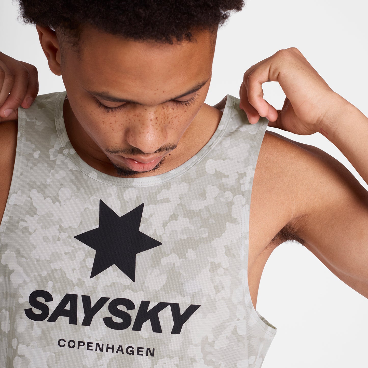 レースシングレット OMRSI31c1049 Camo Combat Singlet - Sand Aop [メンズ]