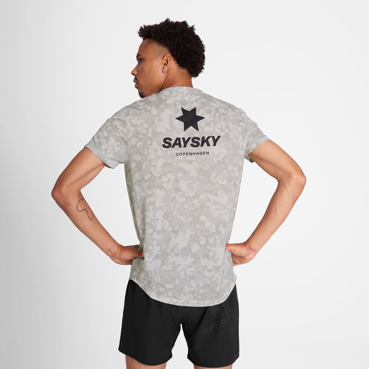 ランニングTシャツ OMRSS31c1049 Camo Combat T-shirt - Sand Camo Aop [メンズ]