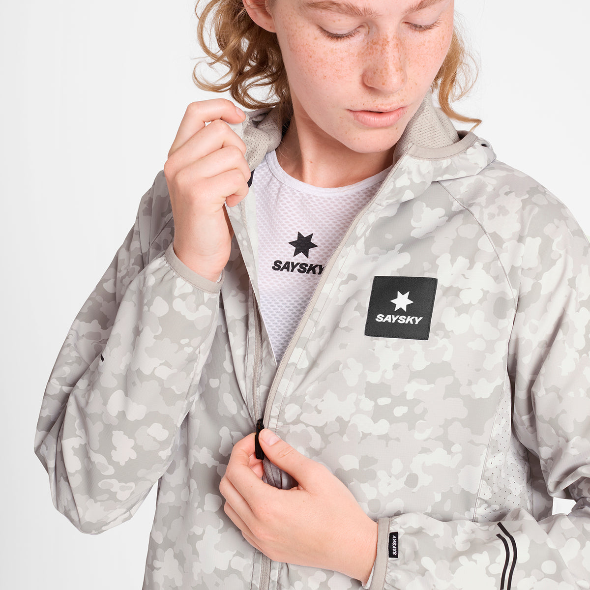 ランニングジャケット OWRJA21c1049 Wmns Camo Pace Jacket - Sand Camo Aop [レディーズ]