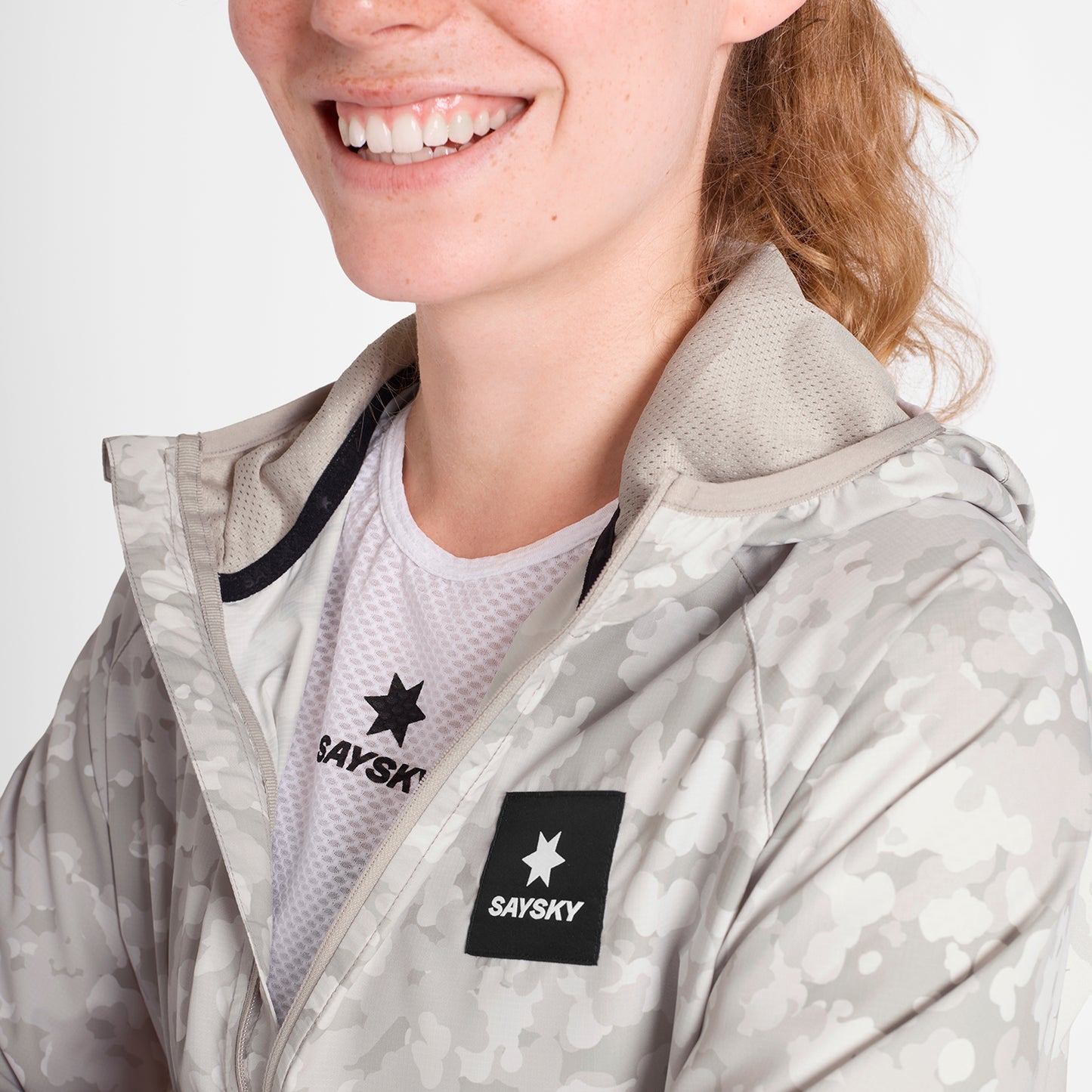 ランニングジャケット OWRJA21c1049 W Camo Pace Jacket - Sand Aop [レディーズ]