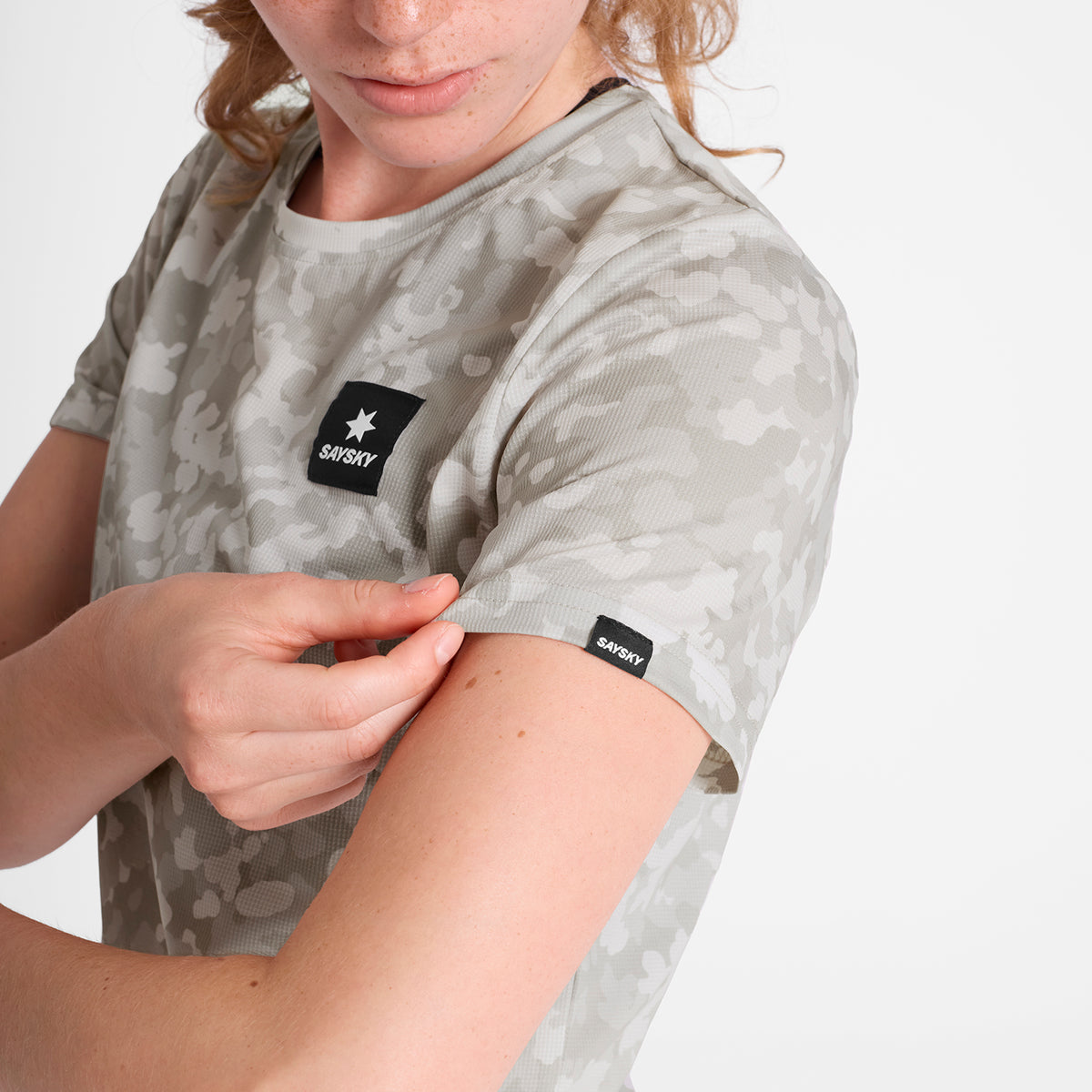 ランニングTシャツ OWRSS31c1049 Wmns Camo Combat T-shirt - Sand Camo Aop [レディーズ]