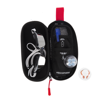 スイムゴーグルケース AQAS-176106 Swim Goggle Case - Black/Red